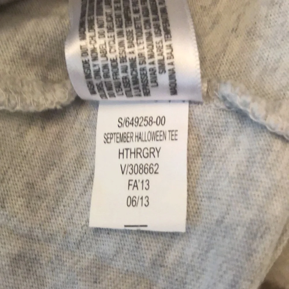 Old Navy Halloween Graphic Tee in Heather Gray Size Small 6 7
